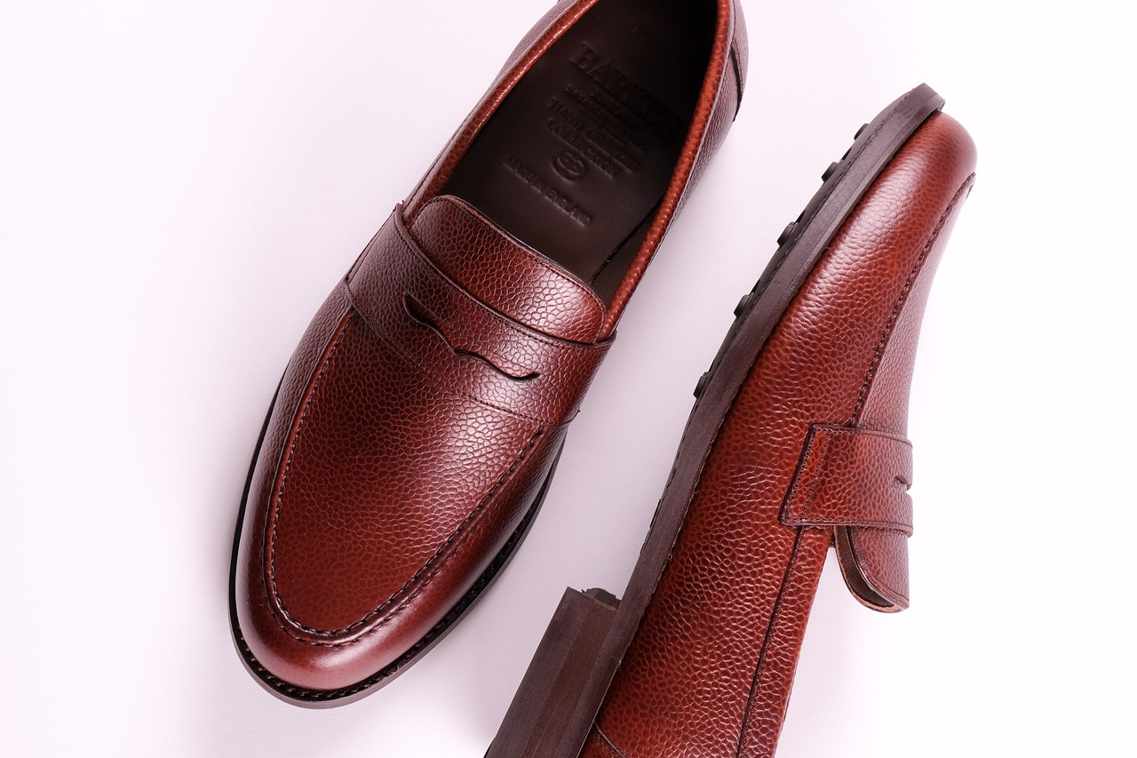 Men's pairing: Ndusfoot leather shoes with plain trousers and layered shirt